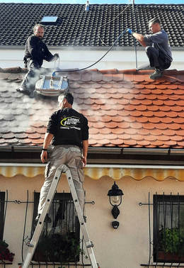 Cleanforce Rheinmain bei der Dachreinigung - hier Biberschwanzziegel - in Alzenau